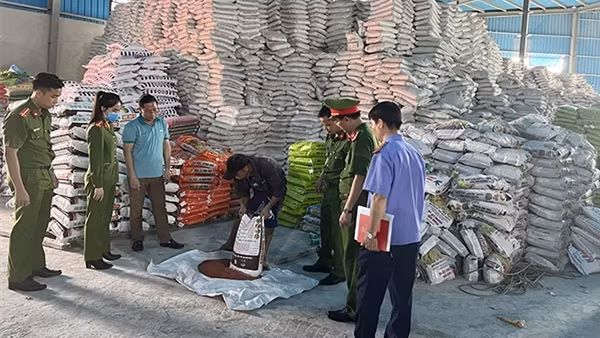 Khởi tố thêm 3 bị can&nbsp;liên quan đến hành vi sản xuất hàng giả là phân bón