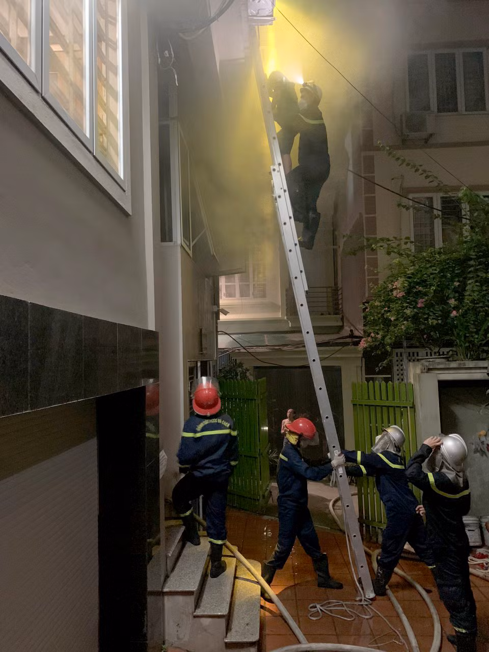 Kịp thời cứu thoát 4 người trong đám cháy lúc rạng sáng -0