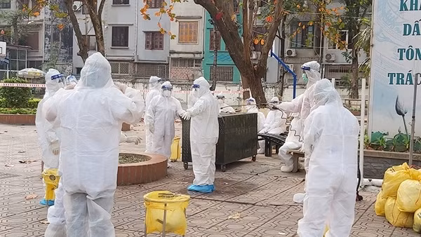 Vì sao hàng ngàn nhân viên y tế nghỉ việc?