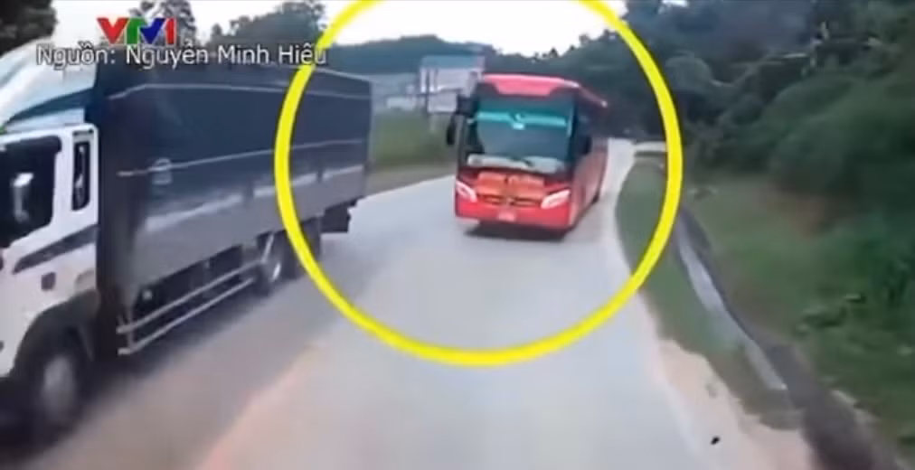 Hàng chục hàng khách trên xe khách thoát nạn nhờ tài xế xe đầu kéo chủ động đánh lái vào ta luy -0