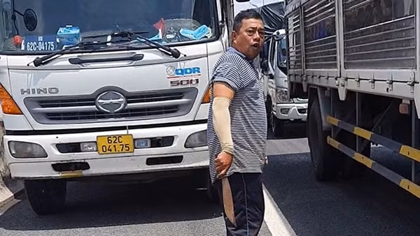 Công an làm việc với tài xế cầm dao dọa chém lái xe cứu thương