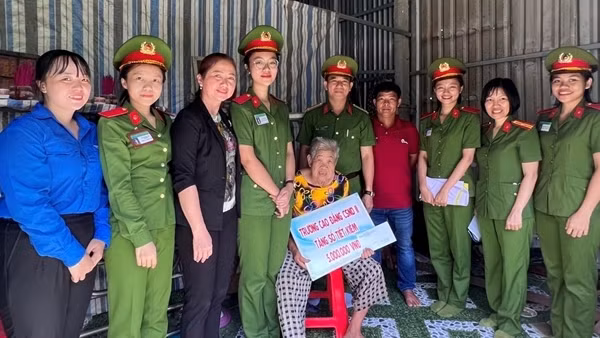 Trường Cao đẳng CSND II tặng quà, sổ tiết kiệm cho Mẹ VNAH và người dân nghèo