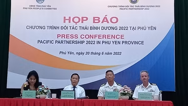 Tàu Hải quân Việt Nam khám sức khỏe, cấp thuốc cho người dân Phú Yên ảnh 5