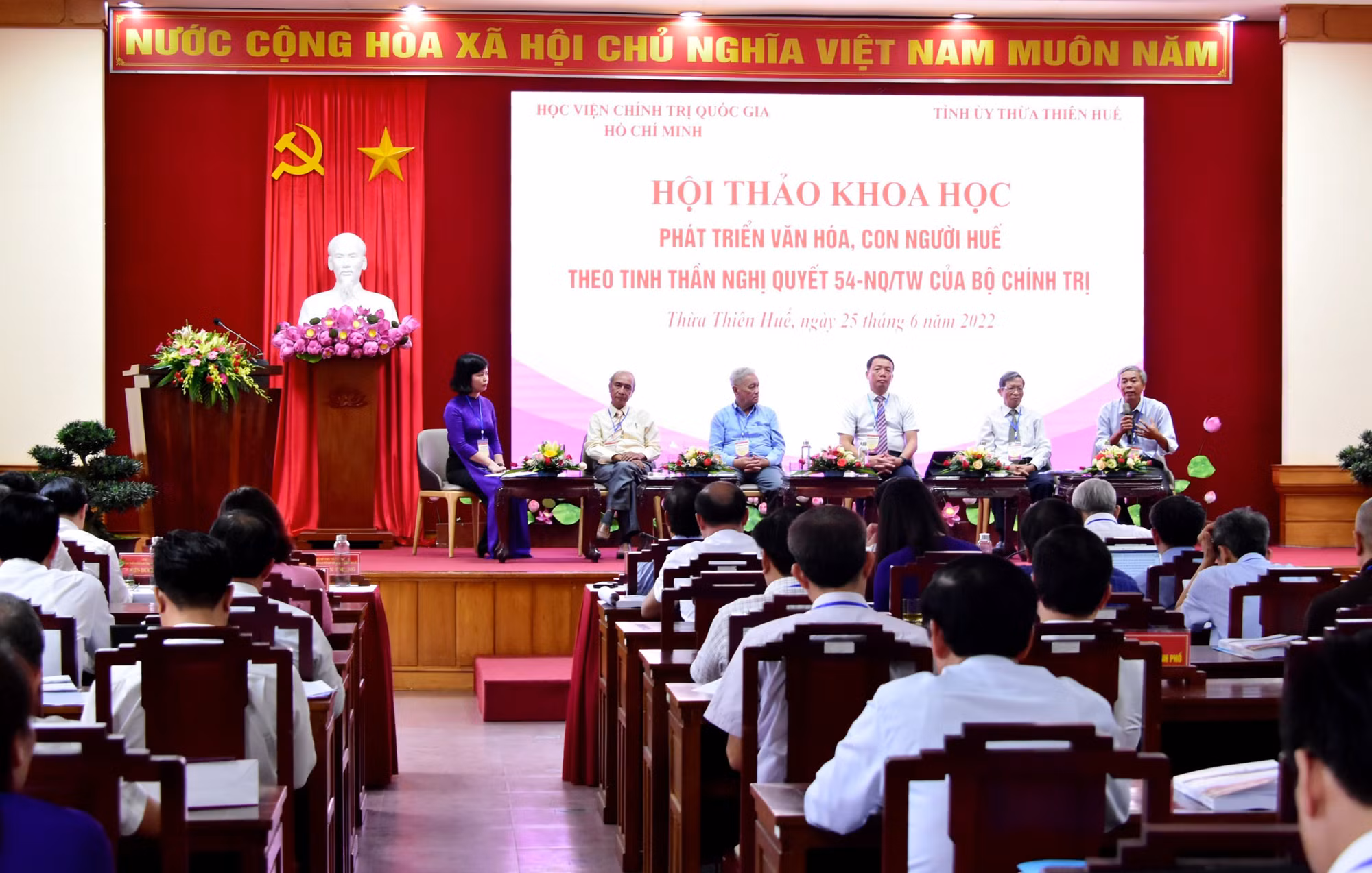 Phát huy tiềm năng văn hóa Huế để thực hiện thắng lợi Nghị quyết 54 của Bộ Chính trị -0