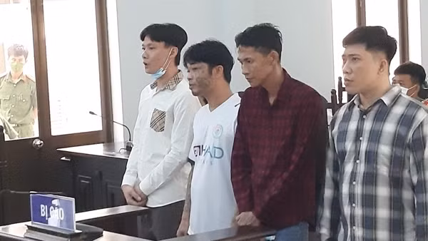 Khởi tố 4 đối tượng mang danh "hiệp sĩ đường phố" để đi cướp ảnh 4