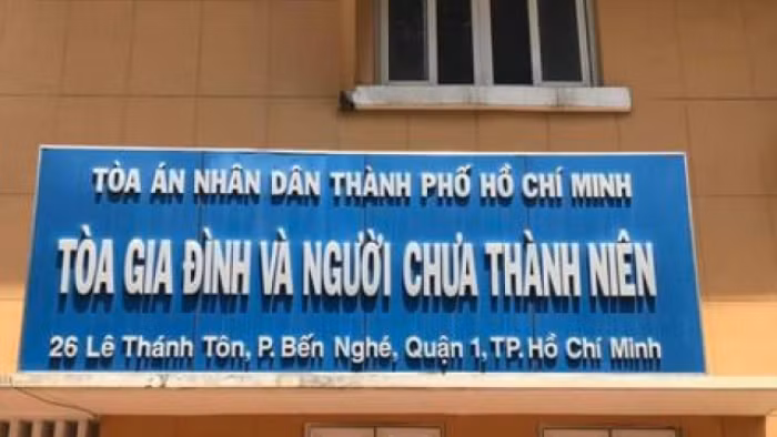 Xét xử kín vụ cha đẻ, mẹ kế hành hạ bé gái 8 tuổi đến chết ở Bình Thạnh -0