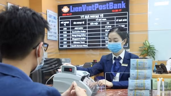 Nhiều lãnh đạo cấp cao LienVietPostBank đăng ký mua nhiều cổ phiếu LPB