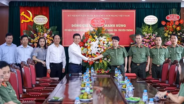 Nhiều đơn vị, địa phương chúc mừng Văn phòng thường trú Báo CAND khu vực ĐBSCL ảnh 5