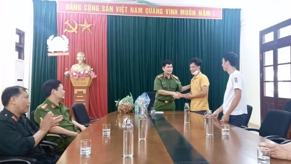 Thiếu tá Công an cứu bé trai bị đuối nước