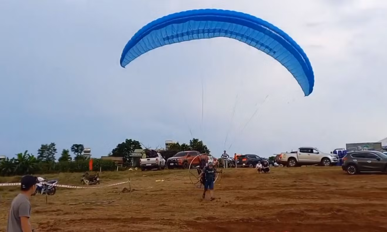 Bay dù lượn ngắm toàn cảnh “Vịnh Hạ Long trên Tây Nguyên” -0