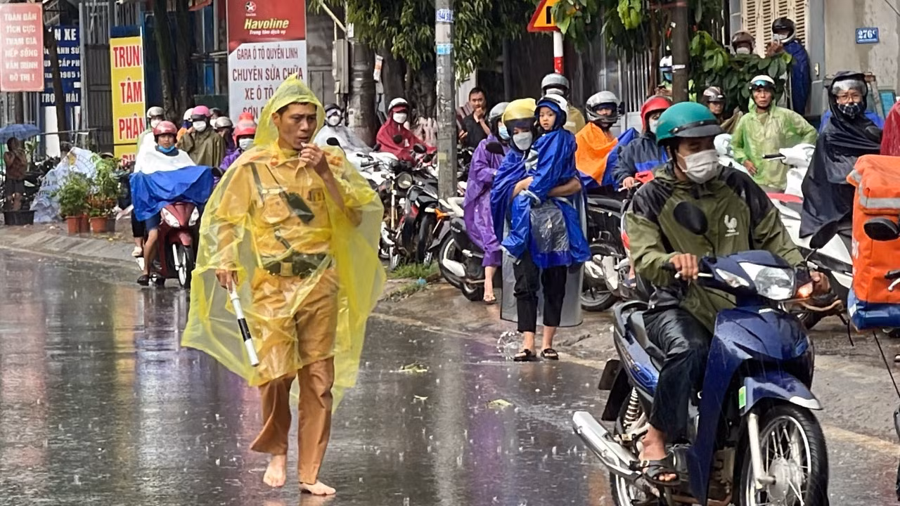 Mưa như trút nước, Công an Sơn La xuống đường giúp dân -1