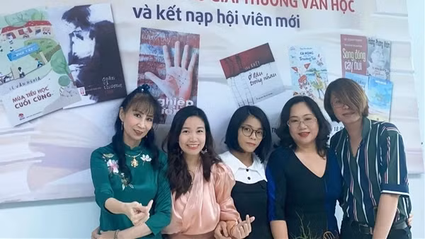 Nhà văn trẻ đang ở đâu?