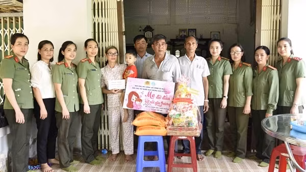 Chương trình “Mẹ đỡ đầu” xoa dịu nỗi đau trẻ mồ côi ảnh 3