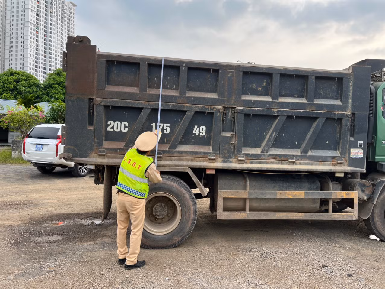 Loạt xe tải cơi nới thành thùng cao cả mét bị cắt gọt trên cao tốc Hà Nội – Thái Nguyên -1