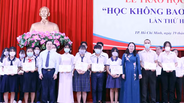 Phó Chủ tịch nước tặng quà gia đình có công với cách mạng tại An Giang ảnh 3
