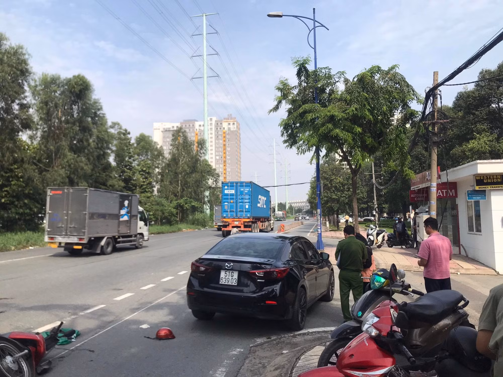 Xe 4 chỗ tông xe máy khiến người đàn ông bị xe đầu kéo cán tử vong -0