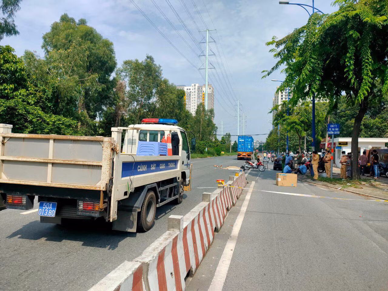 Xe 4 chỗ tông xe máy khiến người đàn ông bị xe đầu kéo cán tử vong -0