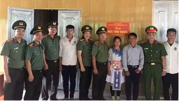Khánh thành và bàn giao nhà tình nghĩa tại Điện Biên