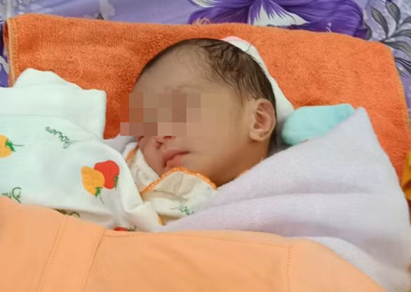 Bé gái sơ sinh bị bỏ rơi phía trước một trang trại sản xuất -0