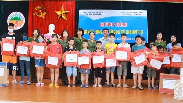 Cục Cảnh sát hình sự thăm hỏi, động viên các cháu khuyết tật