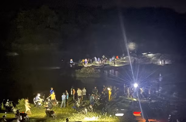 Trắng đêm tìm kiếm 3 học sinh đuối nước rất thương tâm -0
