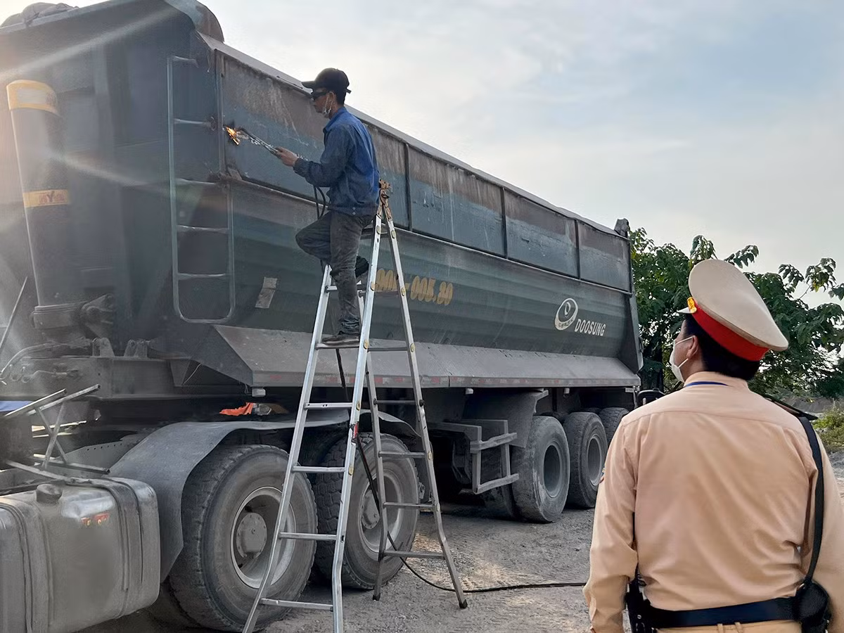 Cắt thành thùng cơi nới, xe quá tải hết “đất sống” -0