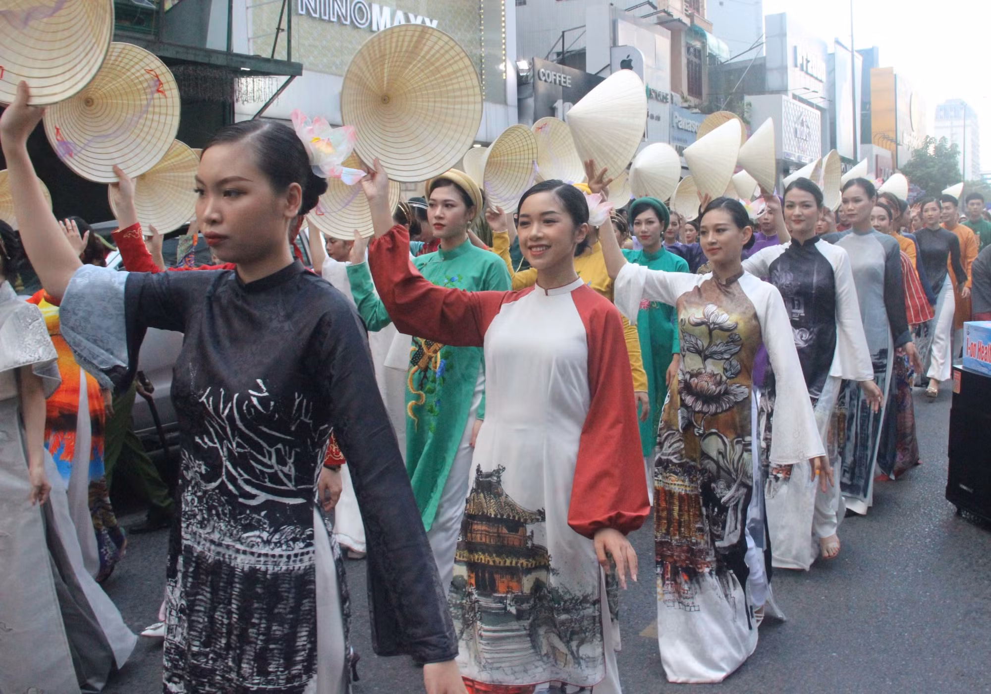 Rực rỡ sắc màu lễ hội đường phố Festival Huế 2022 -2