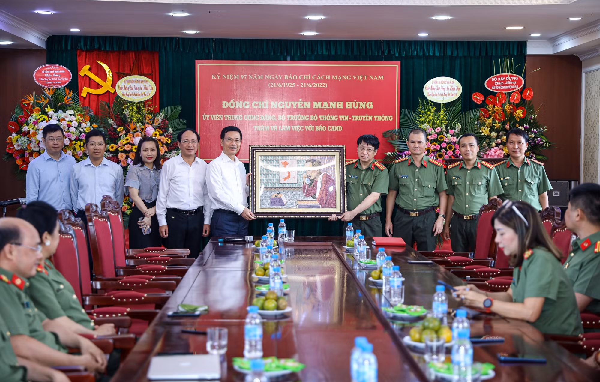 Bộ trưởng Bộ Thông tin và Truyền thông Nguyễn Mạnh Hùng thăm, chúc mừng Báo CAND -0
