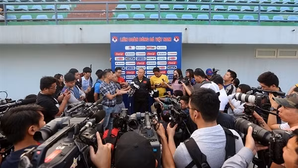 Báo chí thể thao và vai trò ở “hàng tiền đạo”