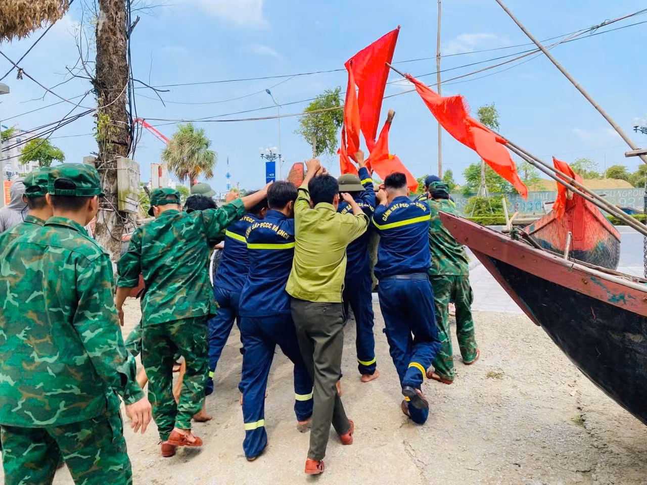 Công an Thanh Hóa sát cánh cùng nhân dân chống bão số 5 Kajiki -0