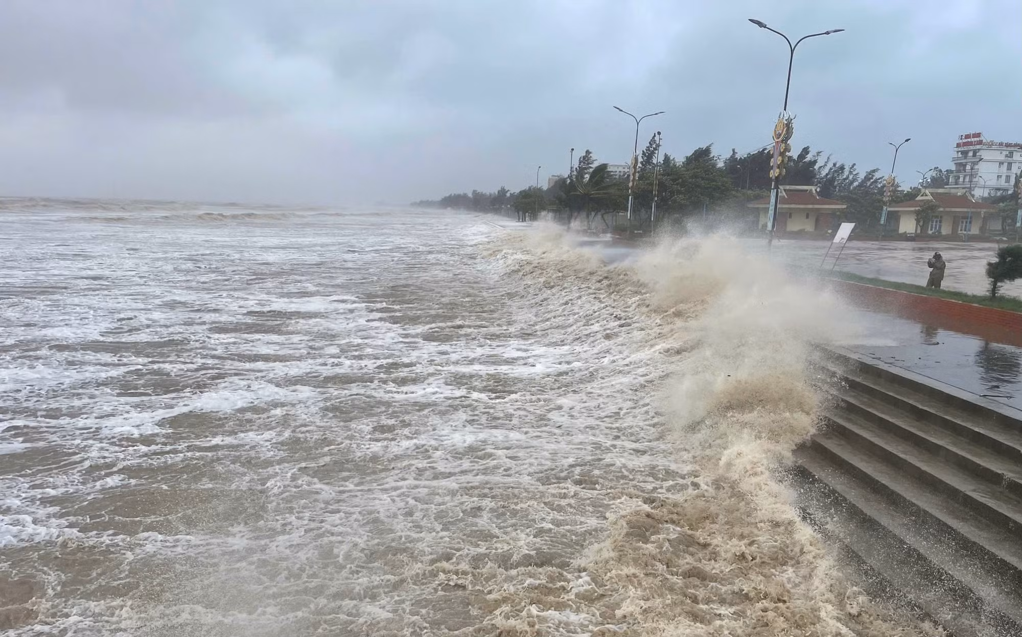 Đoàn công tác Bộ Công an sát cánh cùng nhân dân vùng tâm bão -0