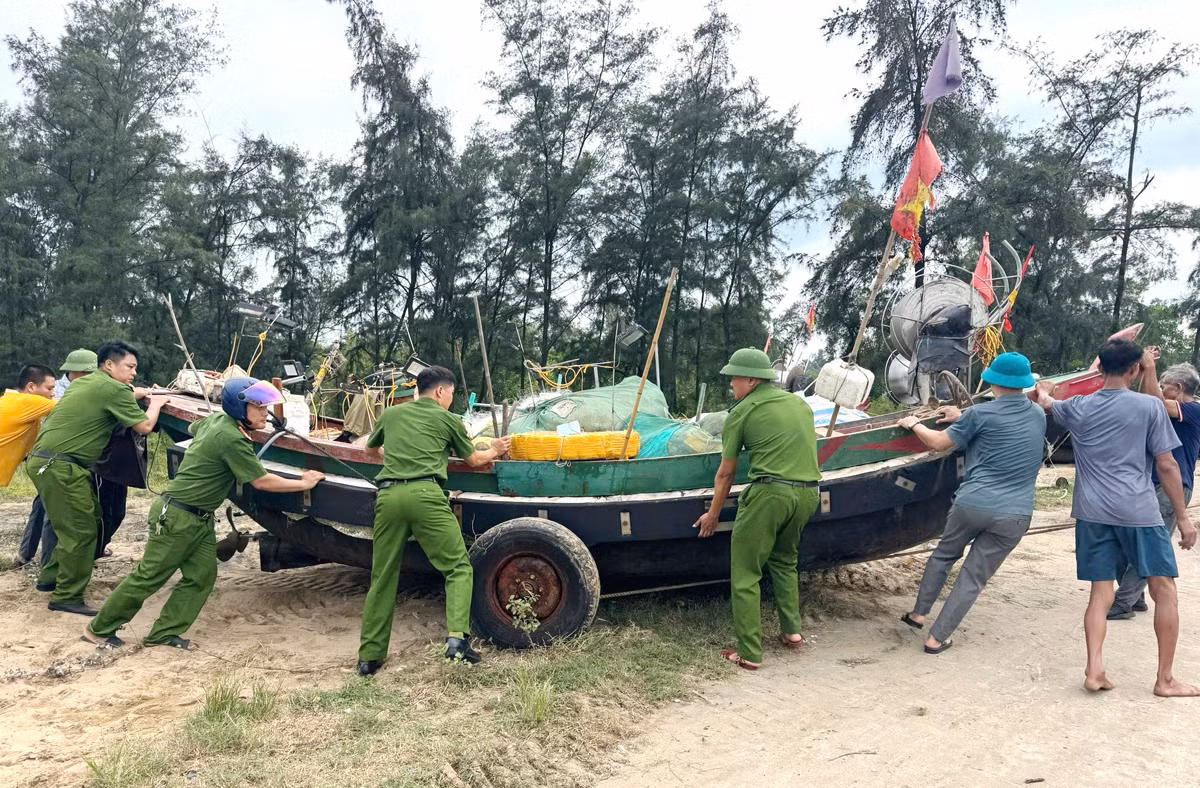 Huy động hàng trăm cán bộ chiến sỹ ứng trực, giúp dân chống bão -0
