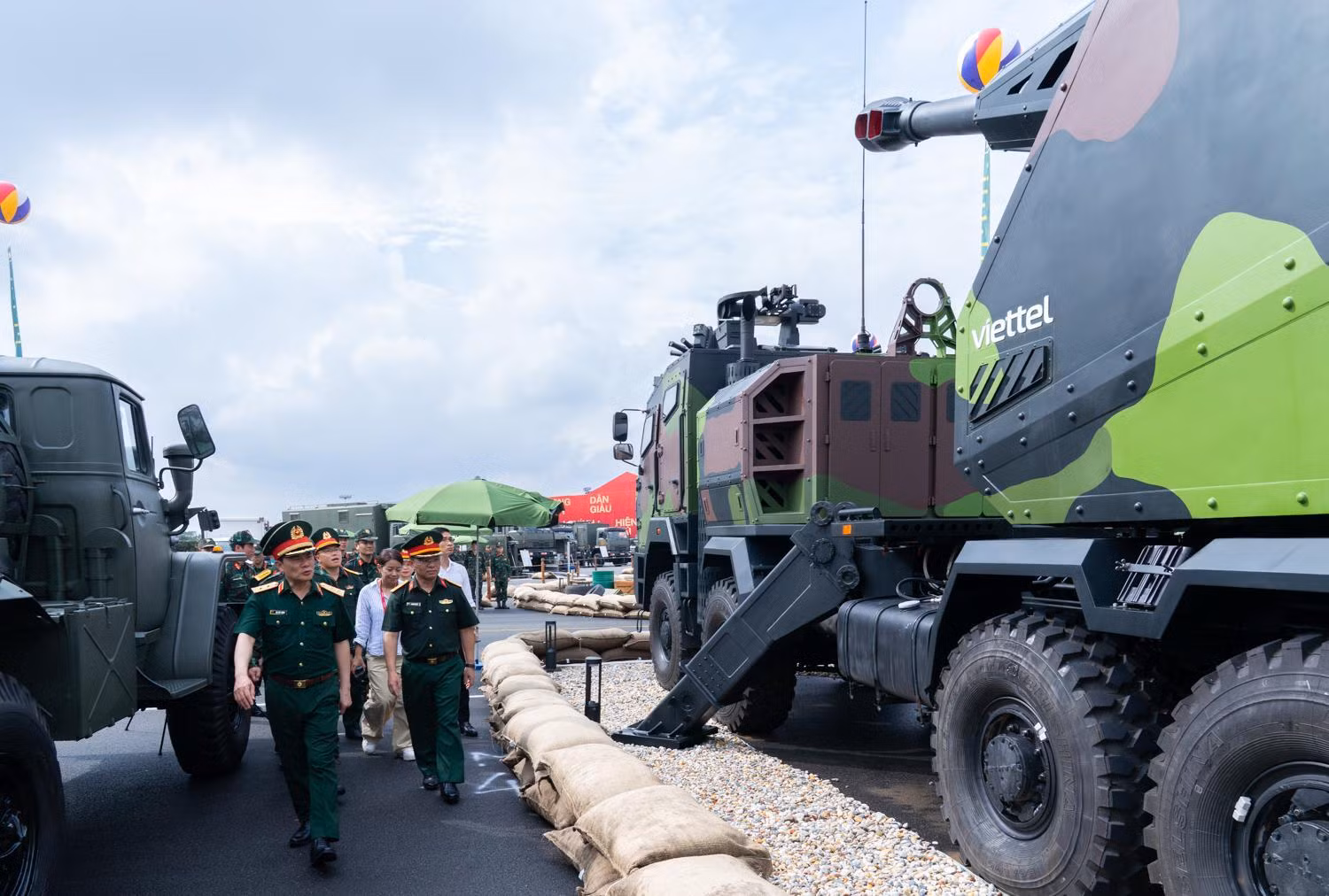 Nhiều khí tài công nghệ cao được Viettel trình diễn tại triển lãm lớn nhất từ trước tới nay -0