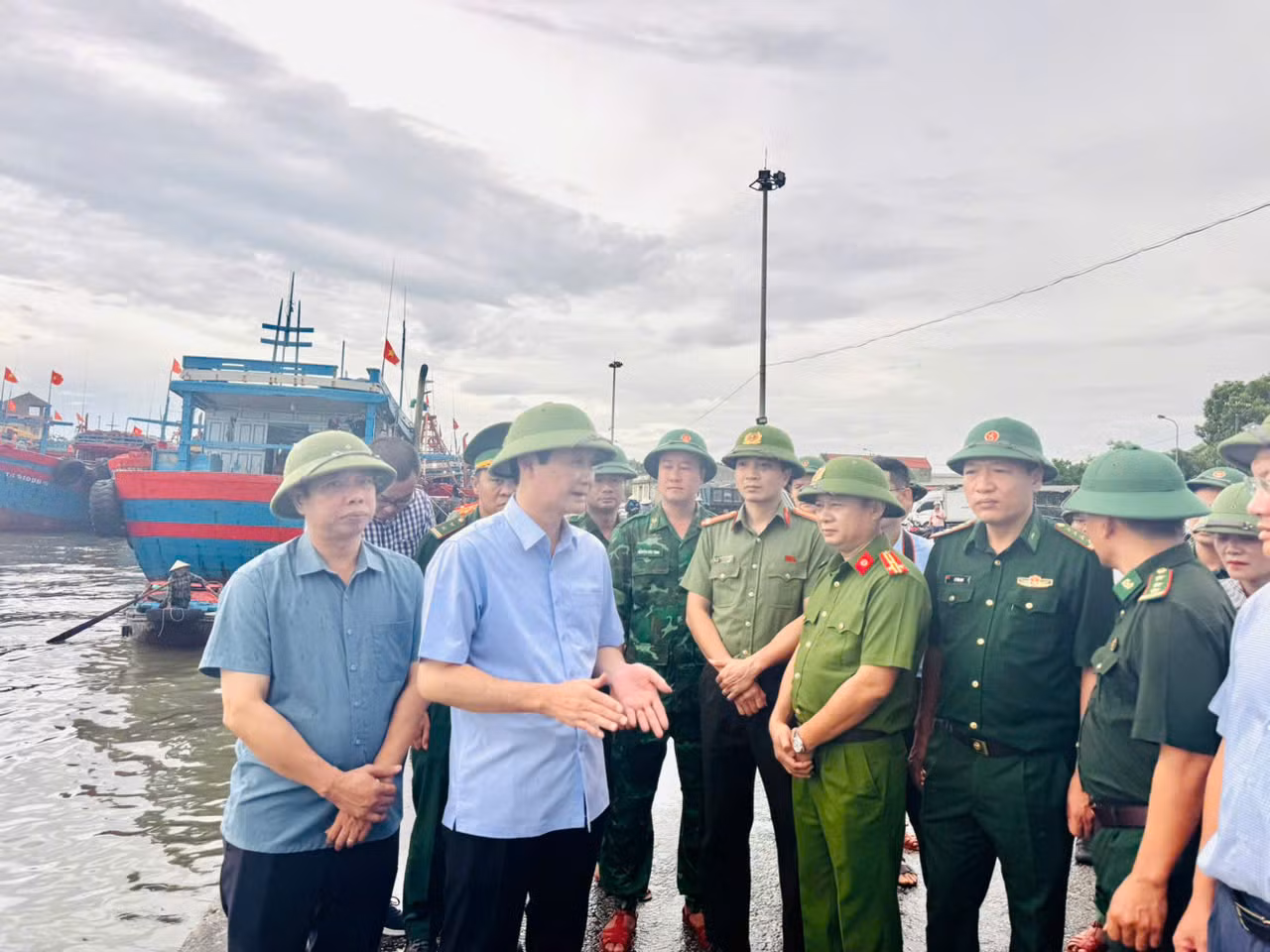 Công an Thanh Hóa sát cánh cùng nhân dân chống bão số 5 Kajiki -0