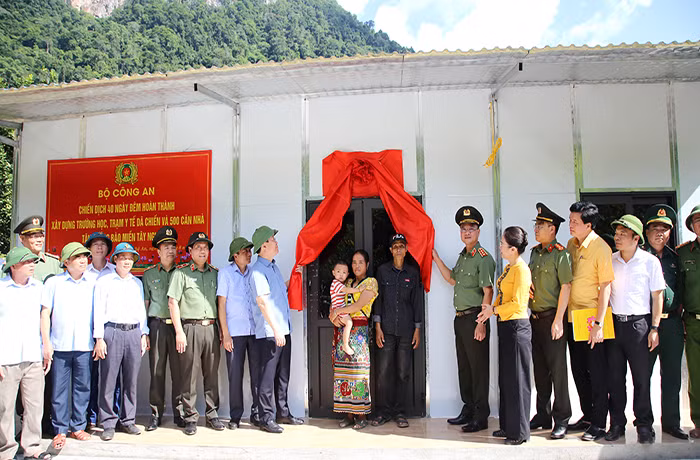 Mệnh lệnh từ trái tim: Gấp rút xây nhà cho người dân vùng lũ -0