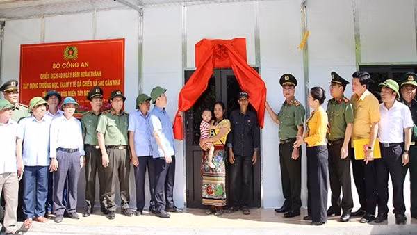 Mệnh lệnh từ trái tim: Gấp rút xây nhà cho người dân vùng lũ