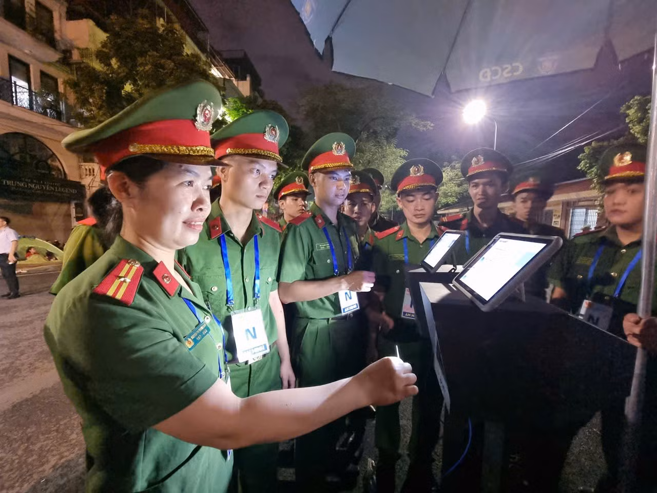 Công an TP Hà Nội xuyên đêm triển khai hệ thống quét Căn cước phục vụ Lễ tổng duyệt -2