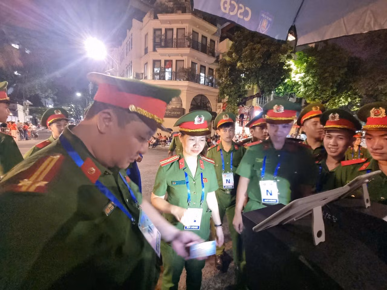 Công an TP Hà Nội xuyên đêm triển khai hệ thống quét Căn cước phục vụ Lễ tổng duyệt -0