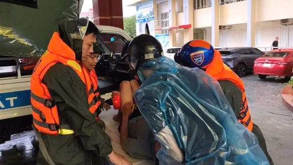 Công an Hà Tĩnh xuyên đêm giúp dân ứng phó bão số 5, sẵn sàng khắc phục sau bão
