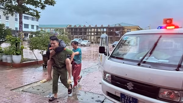 Công an xã kịp thời đưa người dân đi cấp cứu trong mưa bão