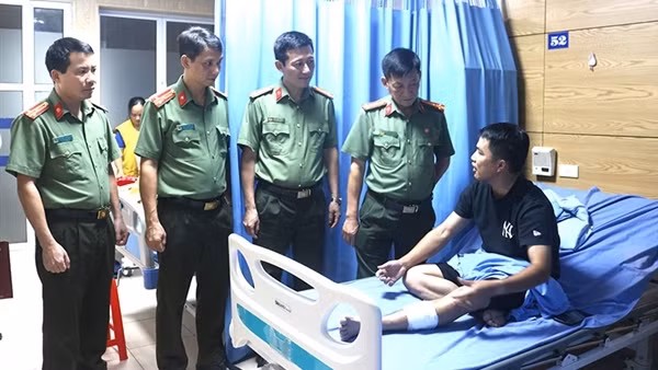 Thăm hỏi, động viên hai cán bộ&nbsp;Công an bị thương trong quá trình thực hiện nhiệm vụ