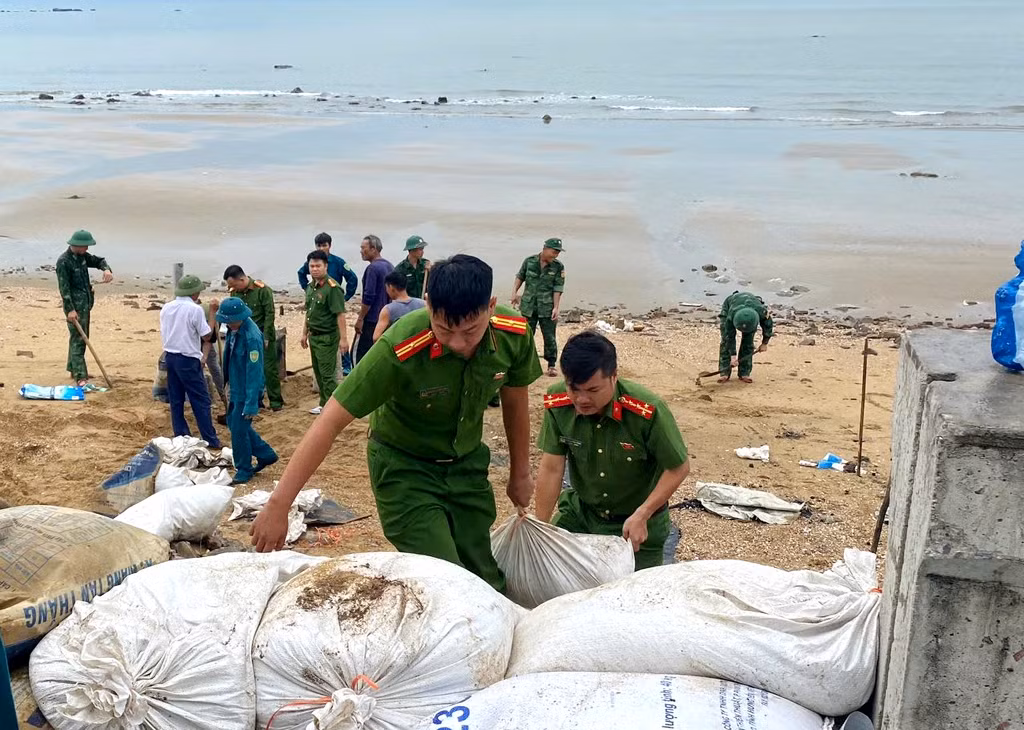 Công an Nghệ An xuất quân hỗ trợ các địa phương ven biển phòng, chống bão số 5 -0