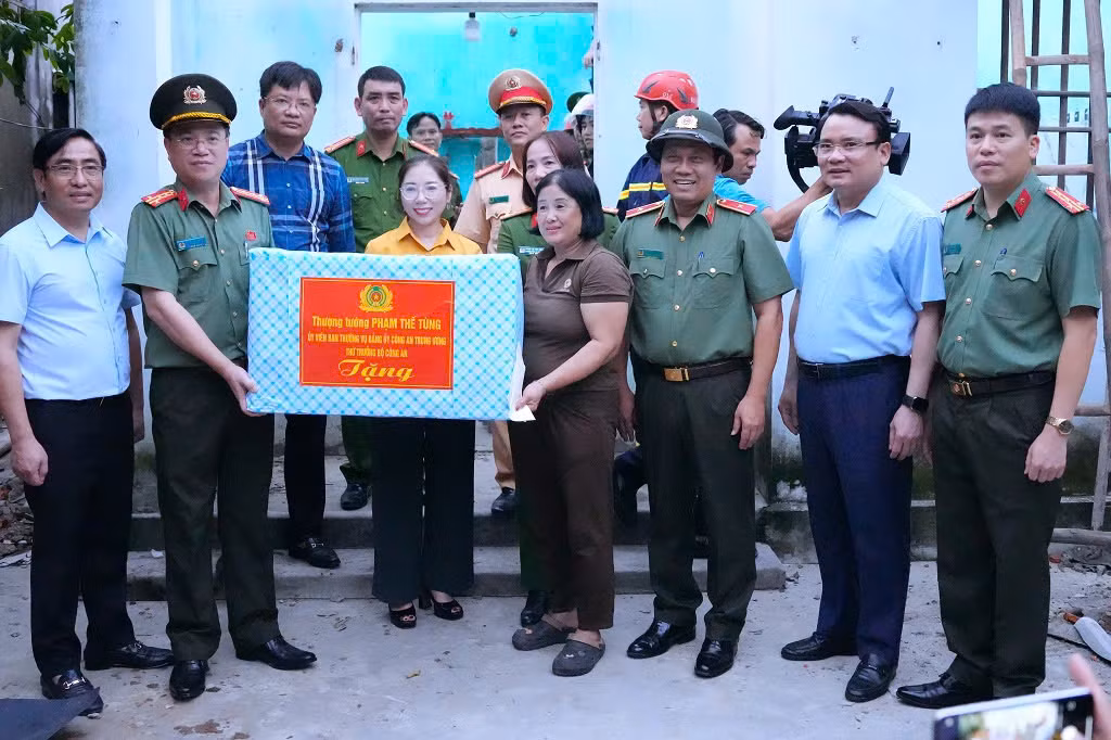 Đoàn công tác Bộ Công an chỉ đạo, kiểm tra công tác khắc phục hậu quả cơn bão số 5 trên địa bàn tỉnh Nghệ An -3