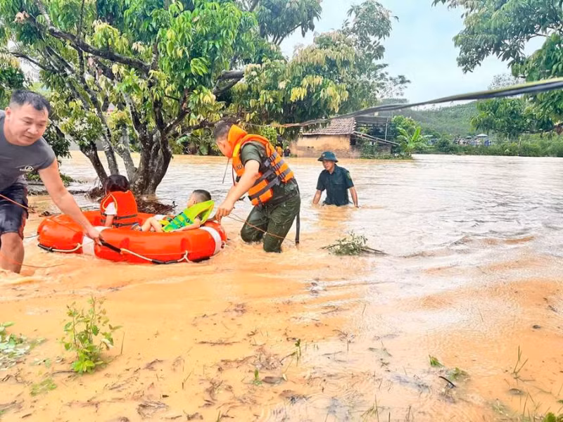Kịp thời hỗ trợ, bảo đảm an toàn cho người dân khi lũ dâng cao -1
