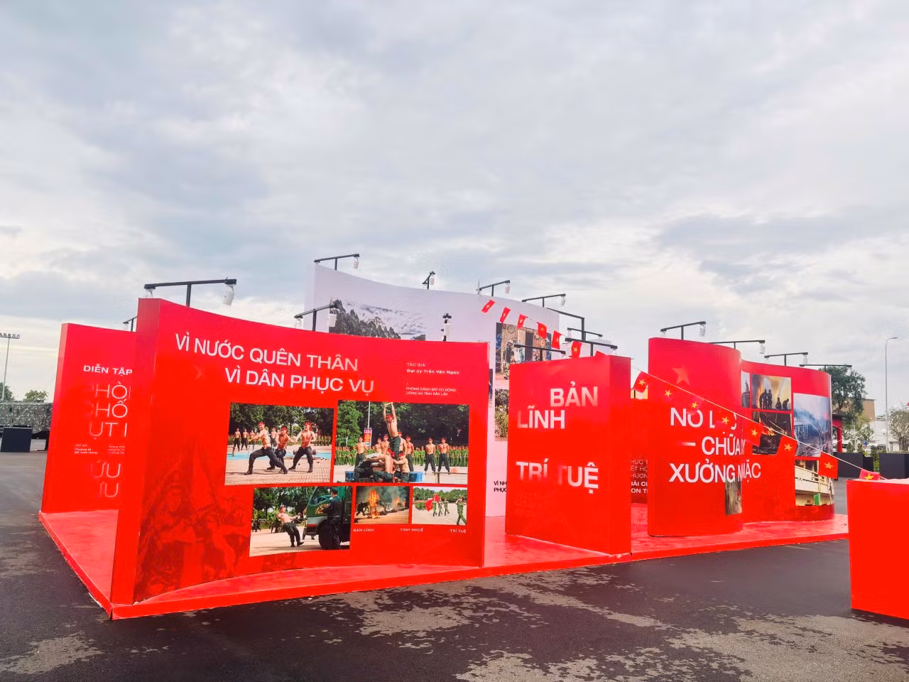 Sẵn sàng mang chào đón khách tham quan triển lãm “Công an nhân dân - 80 năm vì An ninh Tổ quốc, vì hạnh phúc nhân dân” -0