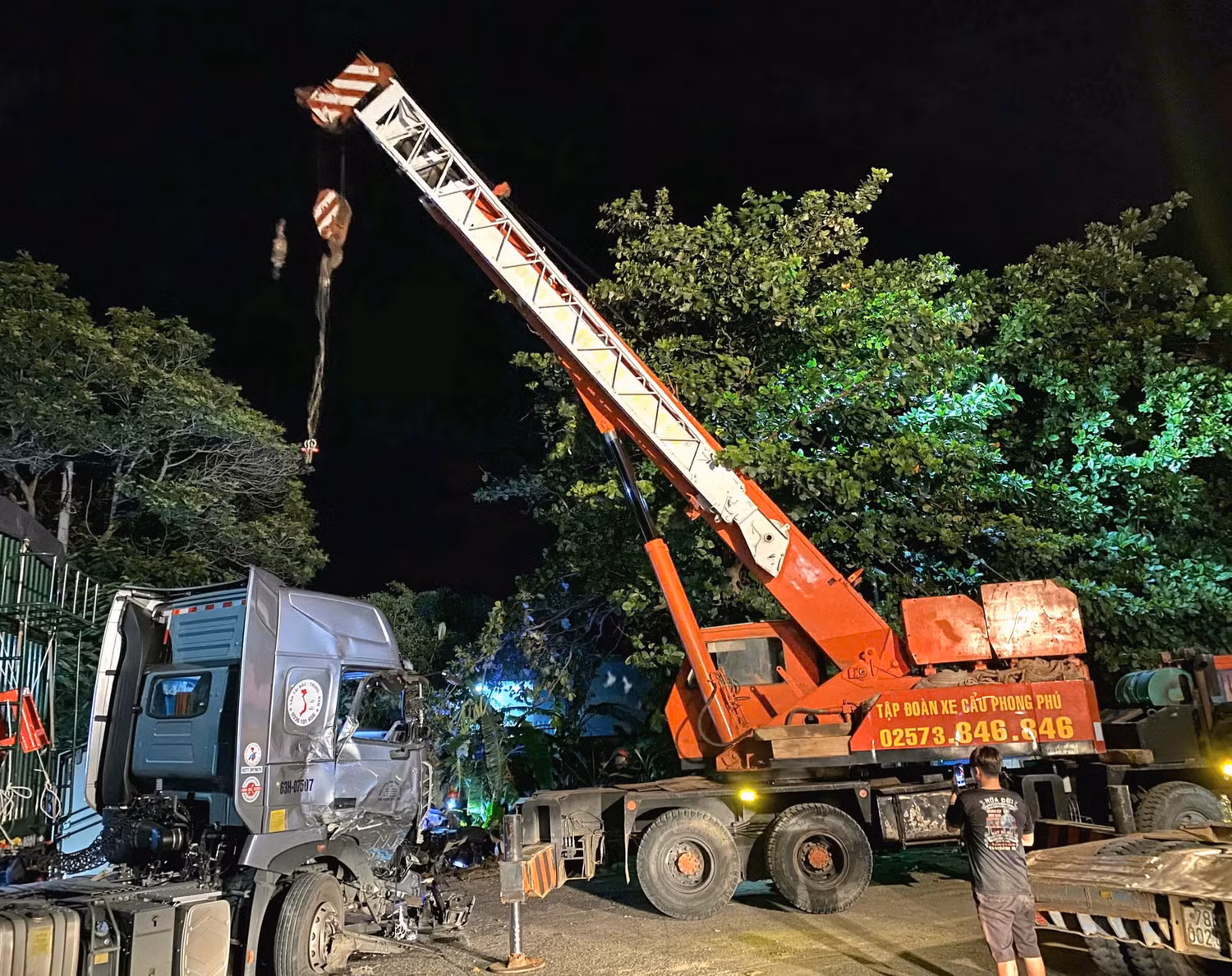 Cảnh sát và người dân giải cứu 3 nạn nhận mắc kẹt trong cabin xe tải bị tai nạn trên quốc lộ 1A ở Đắk Lắk -0