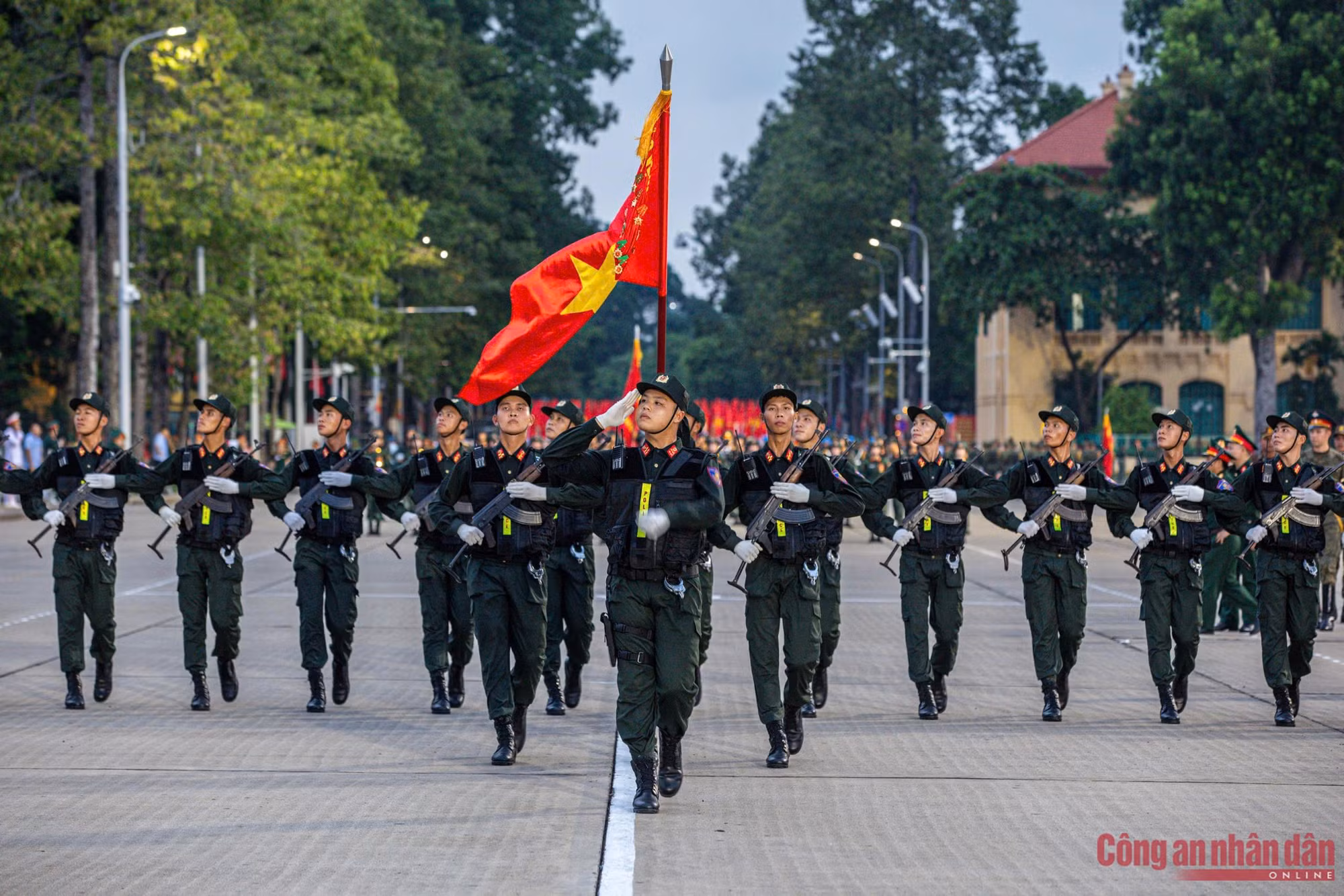 Những bước chân đầu tiên trên Quản trường Ba Đình -1