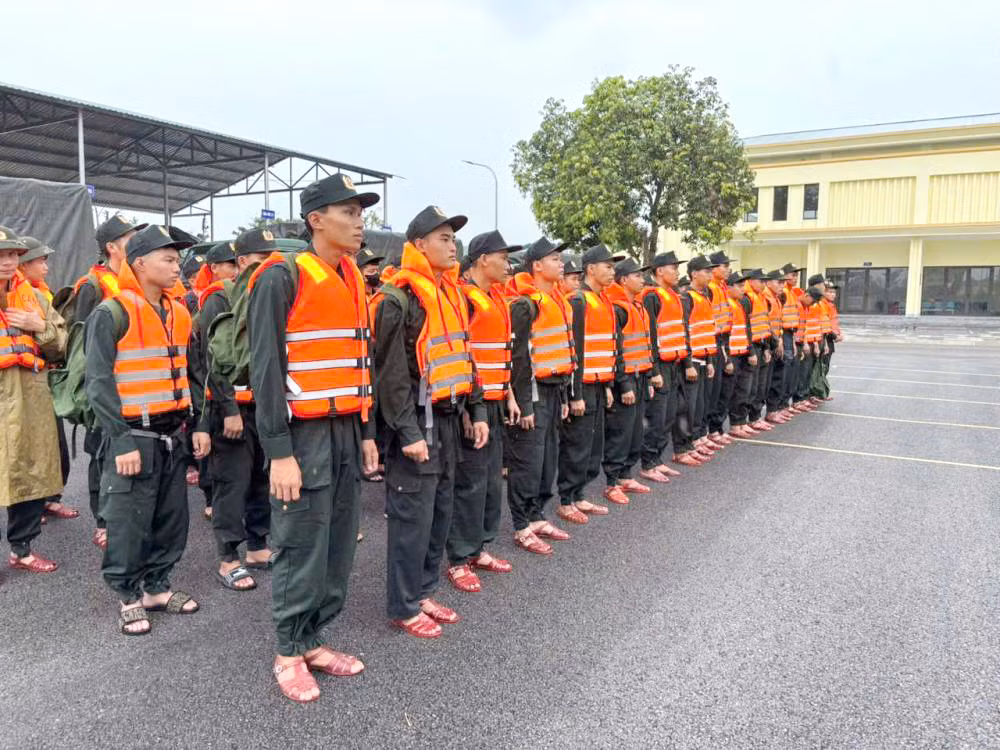 Huy động hàng trăm cán bộ chiến sỹ ứng trực, giúp dân chống bão -0