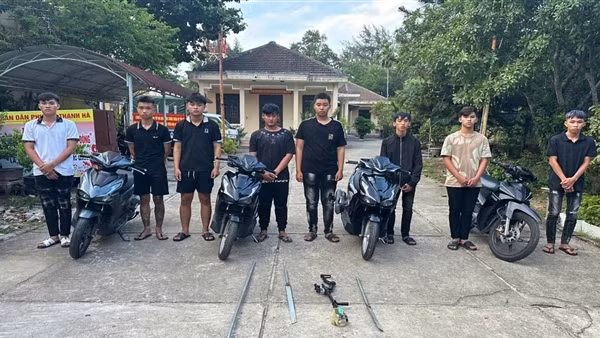Truy bắt nóng nhóm tuổi teen mang tuýp sắt, súng ná tấn công người đi đường