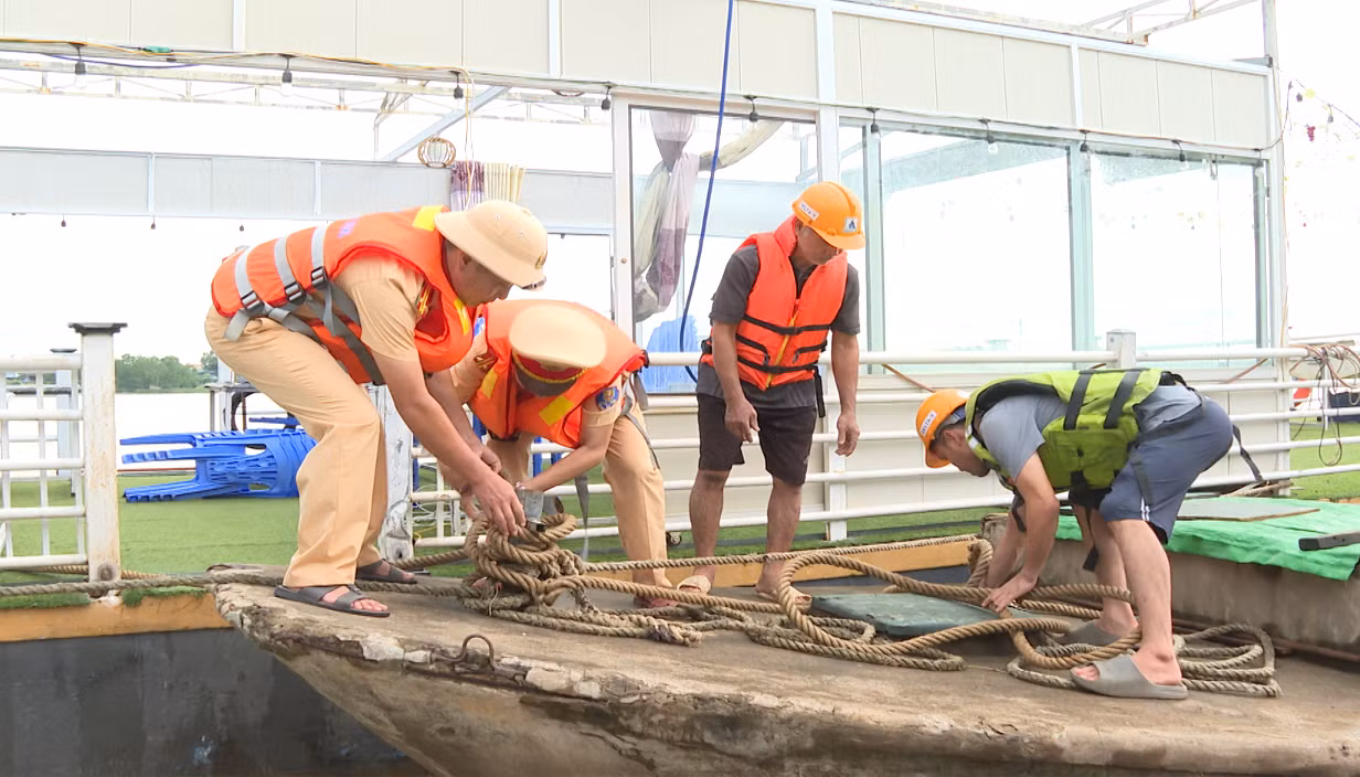 Công an Thanh Hóa sát cánh cùng nhân dân chống bão số 5 Kajiki -0